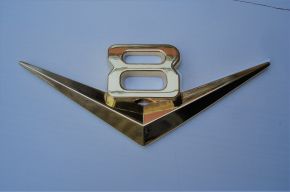 Emblem: V8 / Gold